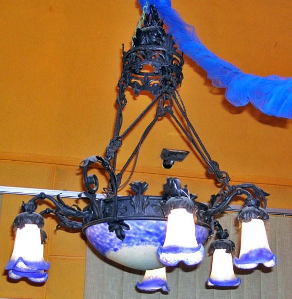 Lampadario in ferro con vetri in pasta di vetro