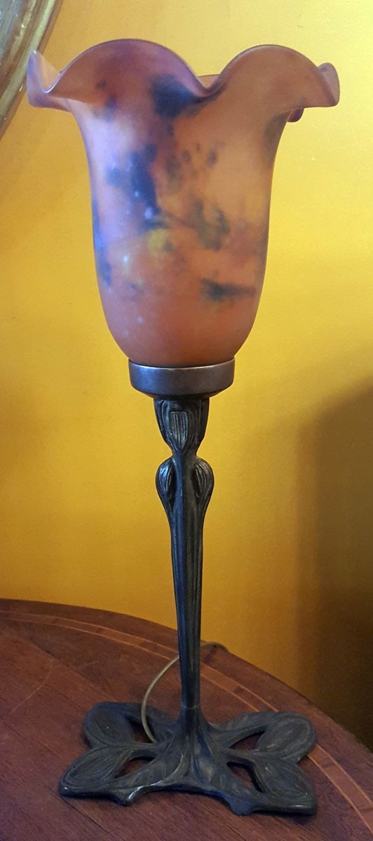 Lampada da tavolo con tulipe grande