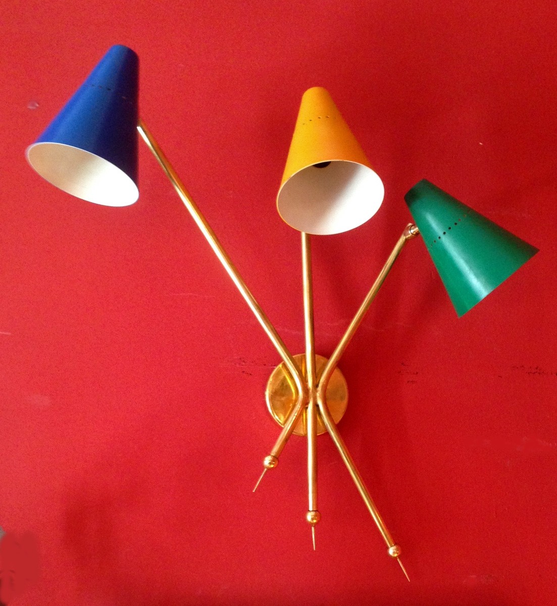 Applique a tre luci con coni colorati