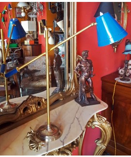 Lampada da tavolo in ottone con braccio laterale